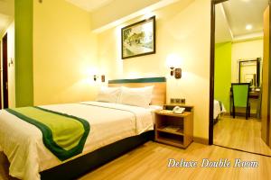 Tempat tidur dalam kamar di Green Batara Hotel