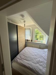 a small bedroom with a bed in a room at Modernes gemütliches Studio Zimmer in Elmshorn