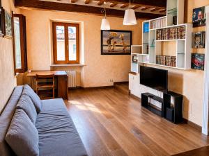 a living room with a couch and a television at Suite Rosso 24 in Iesi