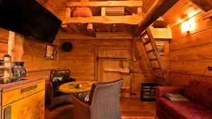 a room with a table and chairs in a cabin at Uneallika hubane saunaga majake "Hoburaud" in Pae