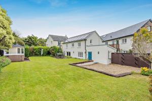 an exterior view of a house with a yard at 3 Bed in Croyde oc-beren in Croyde