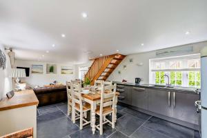 a kitchen with a table and chairs in a room at 3 Bed in Croyde oc-beren in Croyde