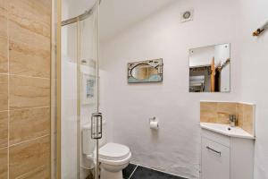 a bathroom with a toilet and a sink and a shower at 3 Bed in Croyde oc-beren in Croyde +17 photos