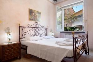 a bedroom with two beds and a window at Via Daneri 2 con giardino in Bonassola
