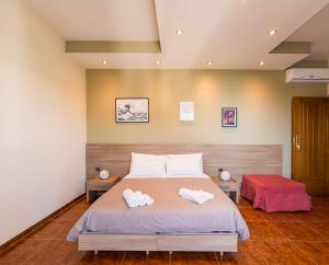 a bedroom with a bed with two towels on it at B&B a due passi dal mare in Caulonia Marina