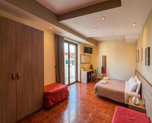 a hotel room with a bed and a desk and a room at B&B a due passi dal mare in Caulonia Marina