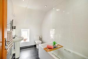 a bathroom with a tub and a toilet and a sink at 6 Bed in Holsworthy oc-89218 in Merryfield +40 photos
