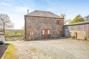 an old stone house with a gate and a barn at 2 Bed in Holsworthy oc-91755 in Holsworthy