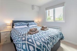 a bedroom with a bed with two stuffed animals on it at 2 Bed in Croyde oc-18lead in Croyde