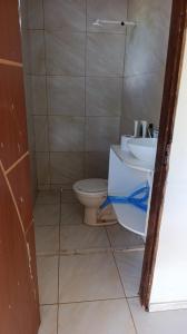 a bathroom with a toilet and a sink at Espaço Luz & natureza in Juazeiro do Norte