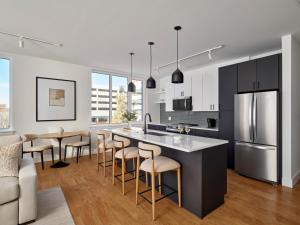eine Küche und ein Wohnzimmer mit einer großen Insel mit Barhockern in der Unterkunft AVE Normandy - Extended Stay Furnished Apartment in Philadelphia