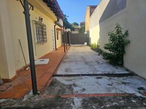 an empty alley with a building and a pole at Amplio alojamiento en el centro de Asunción in Asunción +4 photos