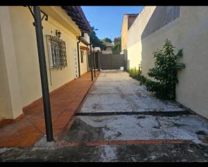 an empty alley with a building and a pole at Amplio alojamiento en el centro de Asunción in Asunción