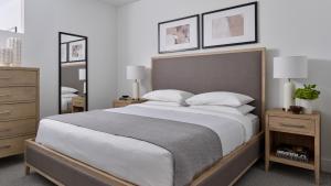 ein Schlafzimmer mit einem großen Bett mit weißen Laken und Kissen in der Unterkunft AVE Normandy - Extended Stay Furnished Apartment in Philadelphia + 36 Fotos