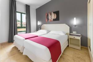 pokój hotelowy z dwoma łóżkami i oknem w obiekcie Elba Lucía Sport & Suite Hotel w mieście Costa de Antigua +26 zdjęć