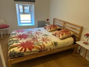 a bed with two pillows on it in a bedroom at La Pistacherie à 30m de la plage de Grande Rive in Évian-les-Bains