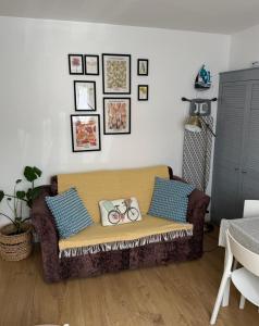 a living room with a couch and some pictures on the wall at Hawtհorn Guestհouse in Cambridge +59 photos