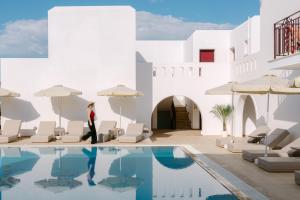 una representación de un hotel con piscina en Perla Hotel, en Agios Prokopios