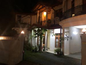 an old building with a balcony at night at MALWATHTHA MOUNT VILLA KANDY in Kandy
