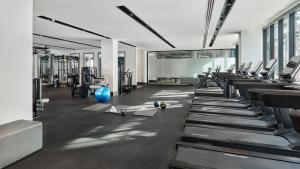 ein Fitnessstudio mit Reihen von Laufbändern und Geräten in der Unterkunft AVE Normandy - Extended Stay Furnished Apartment in Philadelphia