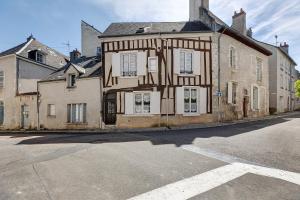 an old building on the side of a street at Coeur de Ville - Beaugency in Beaugency