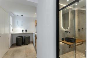 un bagno con doccia in vetro e lavandino di Antonia Studios a Naxos Chora Altre 131 foto
