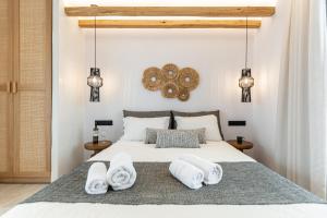 una camera da letto con un letto con asciugamani sopra di Antonia Studios a Naxos Chora