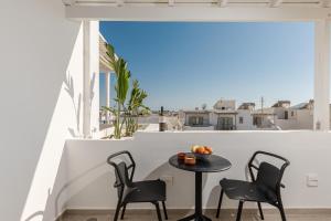 un tavolo e sedie su un balcone con vista di Antonia Studios a Naxos Chora