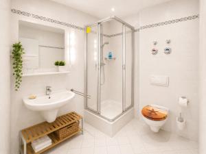 a bathroom with a shower and a toilet and a sink at Seebad Ahlbeck - Haus MIRAMAR in Heringsdorf
