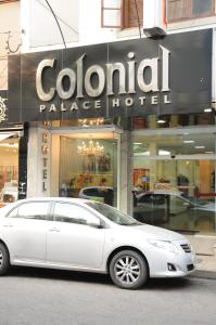 パラ・デ・ミナスにあるColonial Palace Hotelの宮殿の前に駐車した白い車