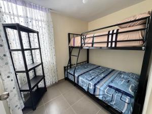 a bedroom with two bunk beds and a window at Alojamiento en Chilca in Salinas