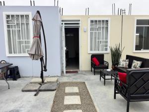 a living room with an umbrella on the floor at Alojamiento en Chilca in Salinas