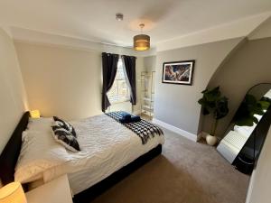 a bedroom with a bed and a window at Salisbury City Centre Cottage in Salisbury