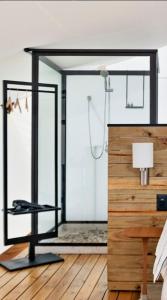 a room with a desk and a table with a lamp at Cabanas do Vale in Araras Petropolis