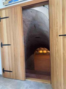 an open door to a tunnel with at Apartmán Sebina s vinným sklípkem in Drnholec