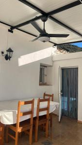 a dining room with a white table and chairs at Casa La Ferrata in Jimera de Líbar