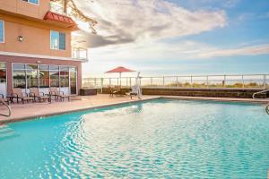 a swimming pool in front of a building at WorldMark Blaine in Birch Bay
