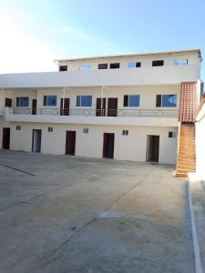 a large white building with a lot of windows at Alojamiento Sabadell Ibarra in Ibarra