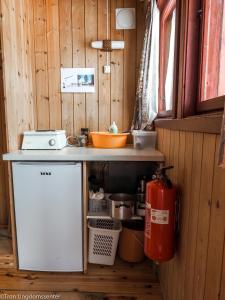 d'une petite cuisine avec un comptoir et une bouche d'incendie. dans l'établissement Tron Ungdomssenter, à Tynset