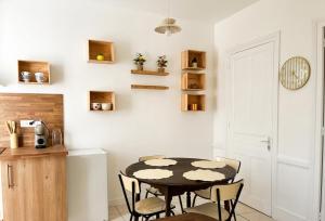 a dining room with a table and chairs at La maisonnette 70' in Groseillier