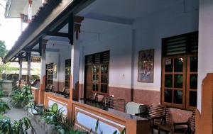 ein Gebäude mit Stühlen, Tischen und Fenstern in der Unterkunft Hotel Pesaban in Tjakranegara