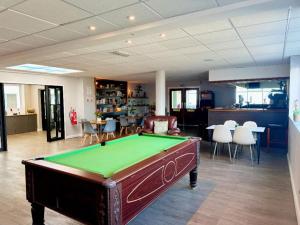 a room with a pool table in a room at Chalet 26 Widemouth Bay in Bude