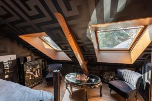 a room with a bed and a table and windows at Palazzo Di Acqua in Le Mans +32 photos