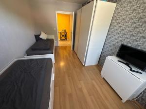 a small room with a bed and a flat screen tv at Haselbach Living in Ehekirchen
