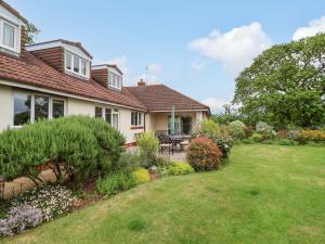 a house with a garden in front of it at Meadowcroft in Watchet