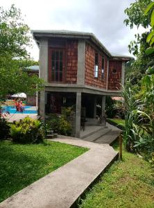 a house with a pathway in front of it at Kaiche in Trafalgar