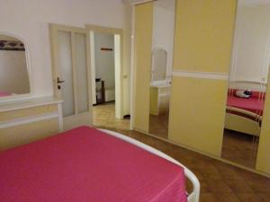 ein Zimmer mit einem Bett und ein Zimmer mit einer roten Decke in der Unterkunft Karibu in Modena