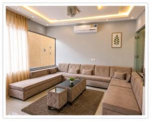 a living room with a couch and a table at شاليهات الفيه in Khamis Mushayt