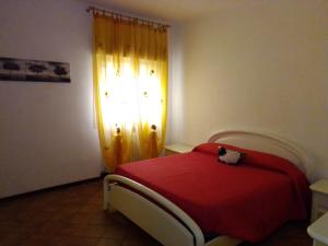 ein Schlafzimmer mit einem roten Bett und einem Vorhang in der Unterkunft Karibu in Modena + 7 Fotos
