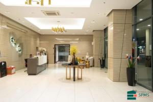 a lobby with a table in the middle of a building at Mactan Daily Staycation in Punta Engaño +22 photos